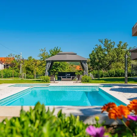 別荘 Prunus-luxurious Holiday With A Private Pool *