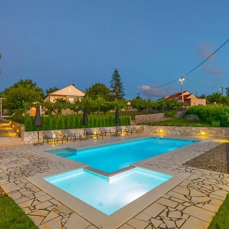 Prunus-luxurious Holiday With A Private Pool イモツキ
