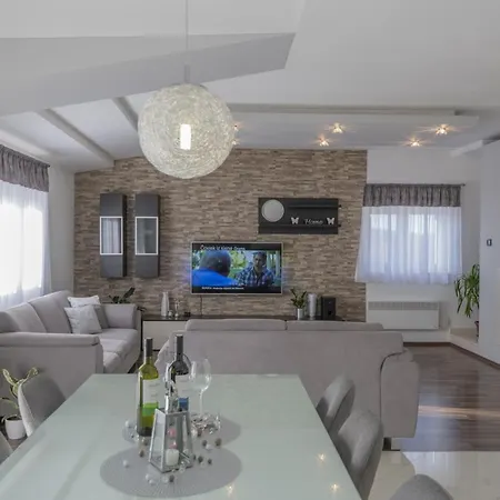 Prunus-luxurious Holiday With A Private Pool イモツキ